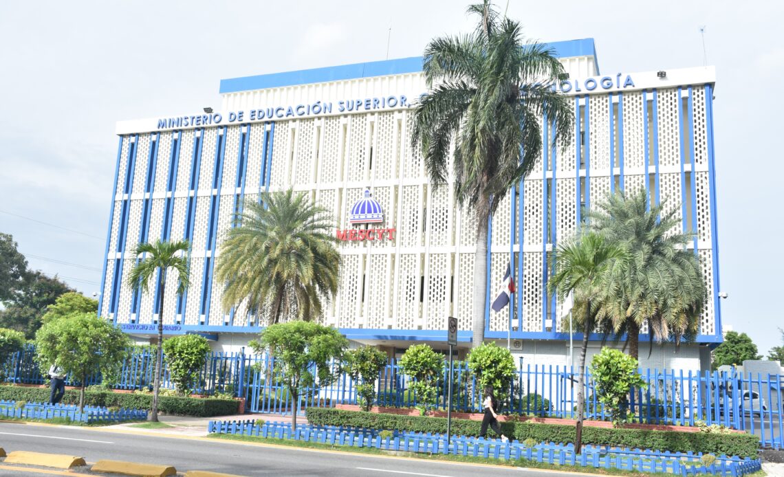Mescyt Identifica Más de Mil Becarios de la UASD Sin Requisitos, 606 Perderán el Beneficio