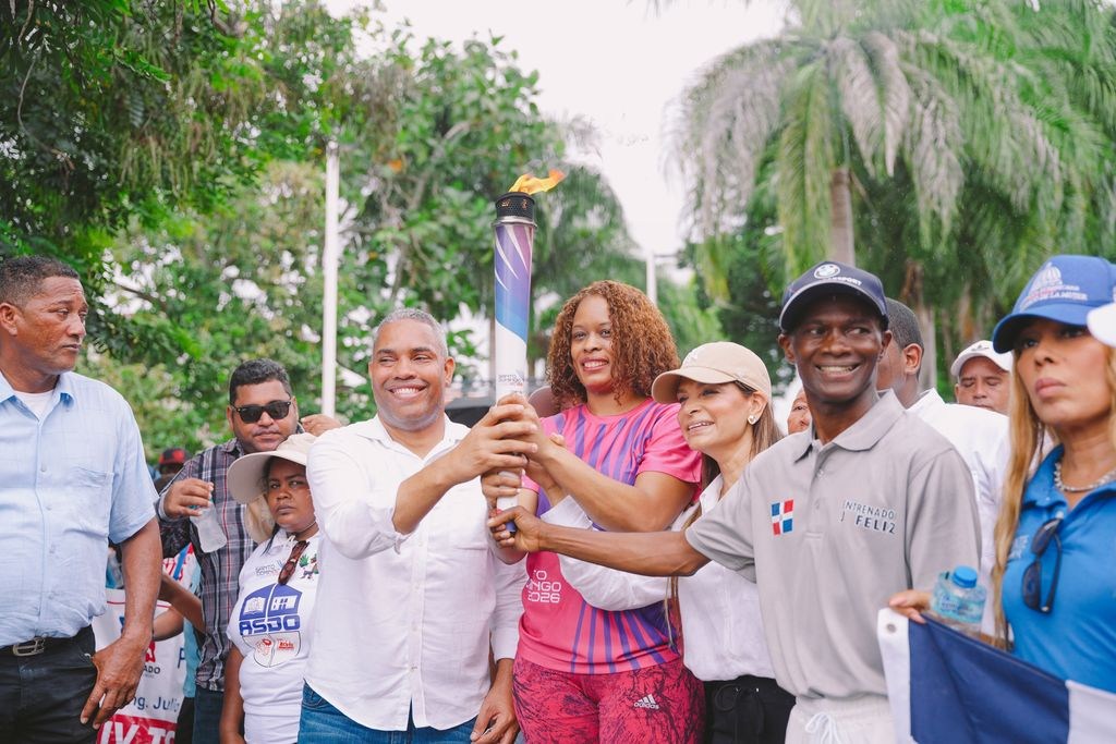 Deportistas y Medallistas Iluminan Santo Domingo Oeste con Antorcha de los Juegos del Centenario