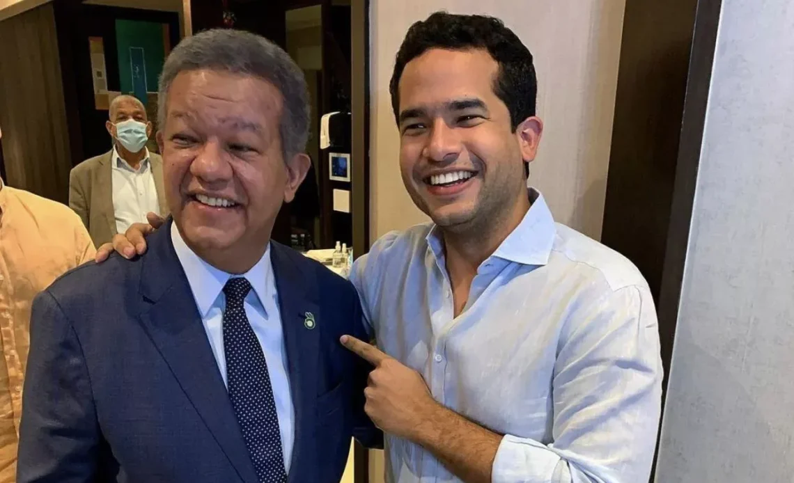 Omar y Leonel Fernández Intercambian Roles en Humorístico Video por el Día de los Padres