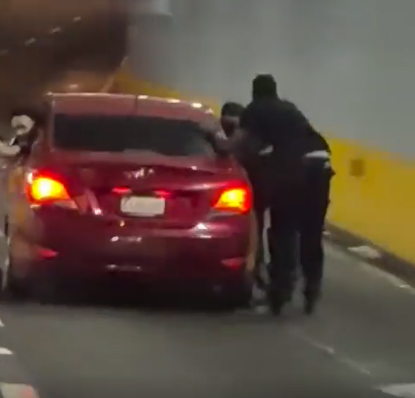 Joven patinador sufre caída tras sujetarse a un vehículo en paso a desnivel