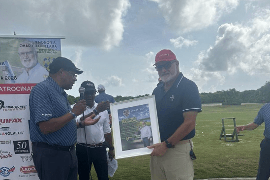 Liga de Golf Quisqueya Distingue a Omar Chahín Lama por su Trayectoria