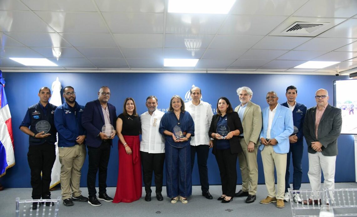Ministerio de Salud Pública Condecora a 40 Especialistas Dominicanos por su Labor Humanitaria en Venezuela