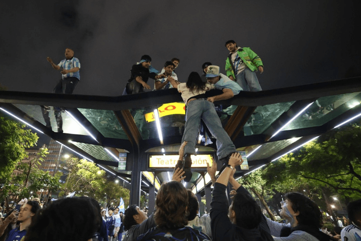 Desórdenes y Detenciones Marcan Celebraciones por Victoria Argentina ante Inglaterra