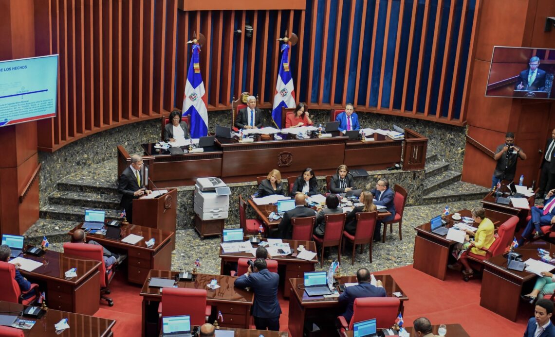 Abinader mantiene sanciones penales por delitos contra la libertad de expresión en el Código Penal