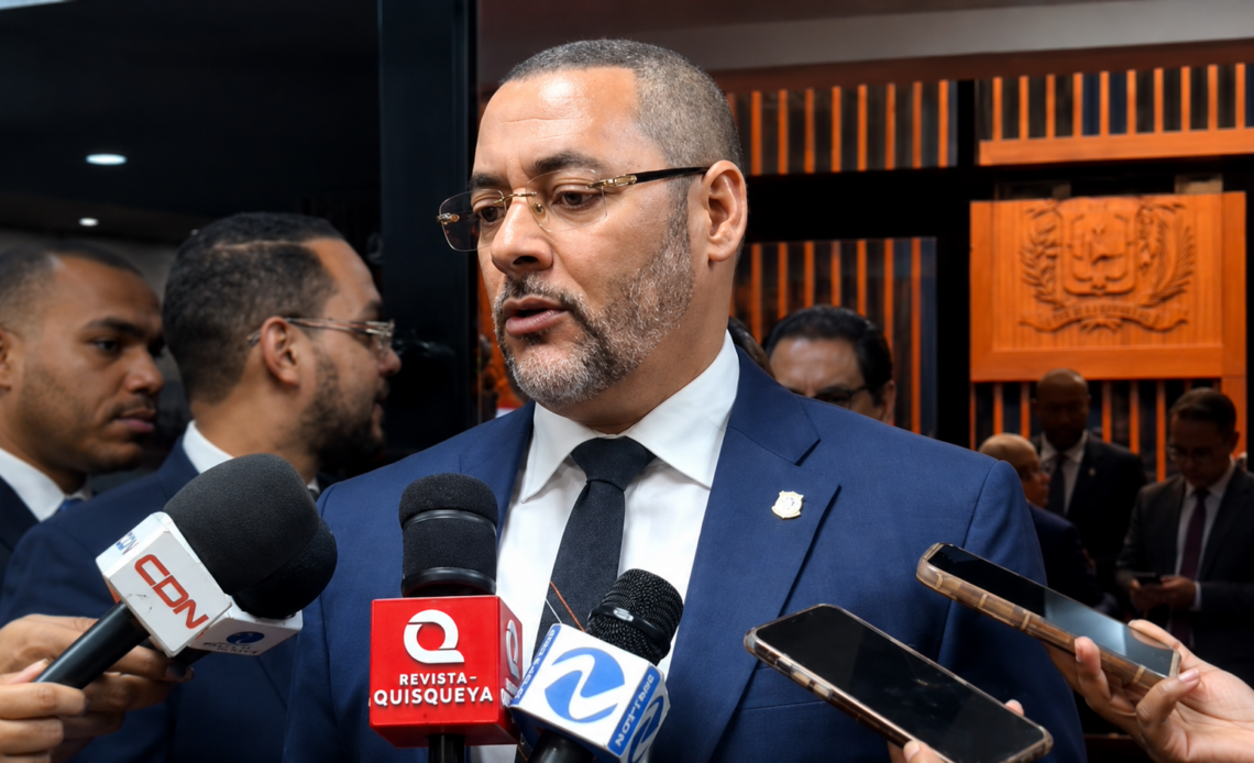 Senador Espiritusanto Califica de ''Muñecos'' a Legisladores Tras Aprobación del Código Penal