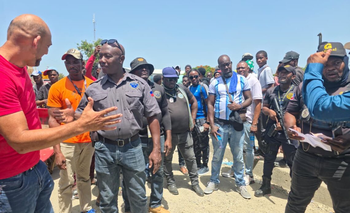 Transportistas Haitianos Bloquean Puente Binacional por Disputa de Cobro de Rodaje