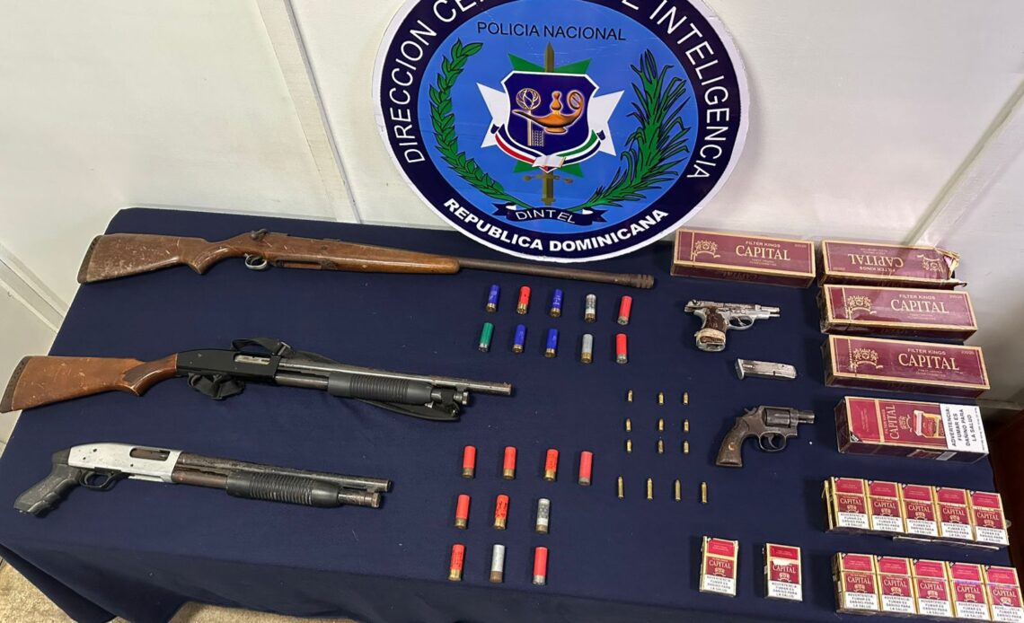 Incautan Cinco Armas y Cigarrillos de Contrabando en Allanamientos en Santiago
