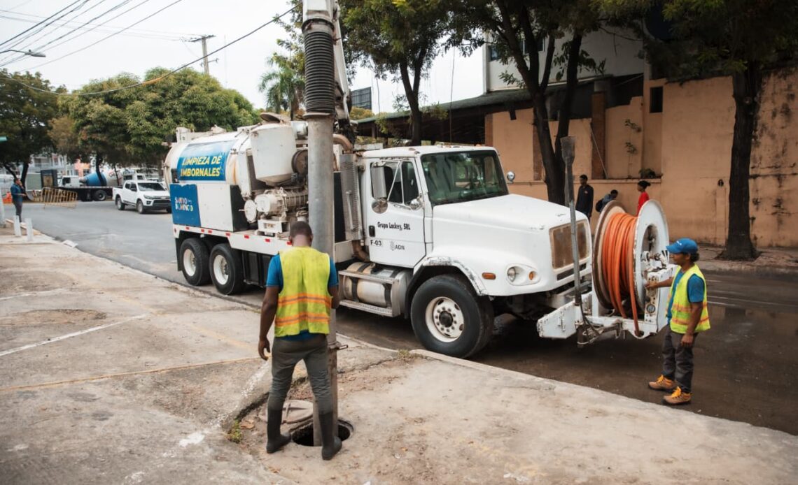 Alcaldía de Santo Domingo Refuerza Limpieza de Drenajes por Pronóstico de Lluvias