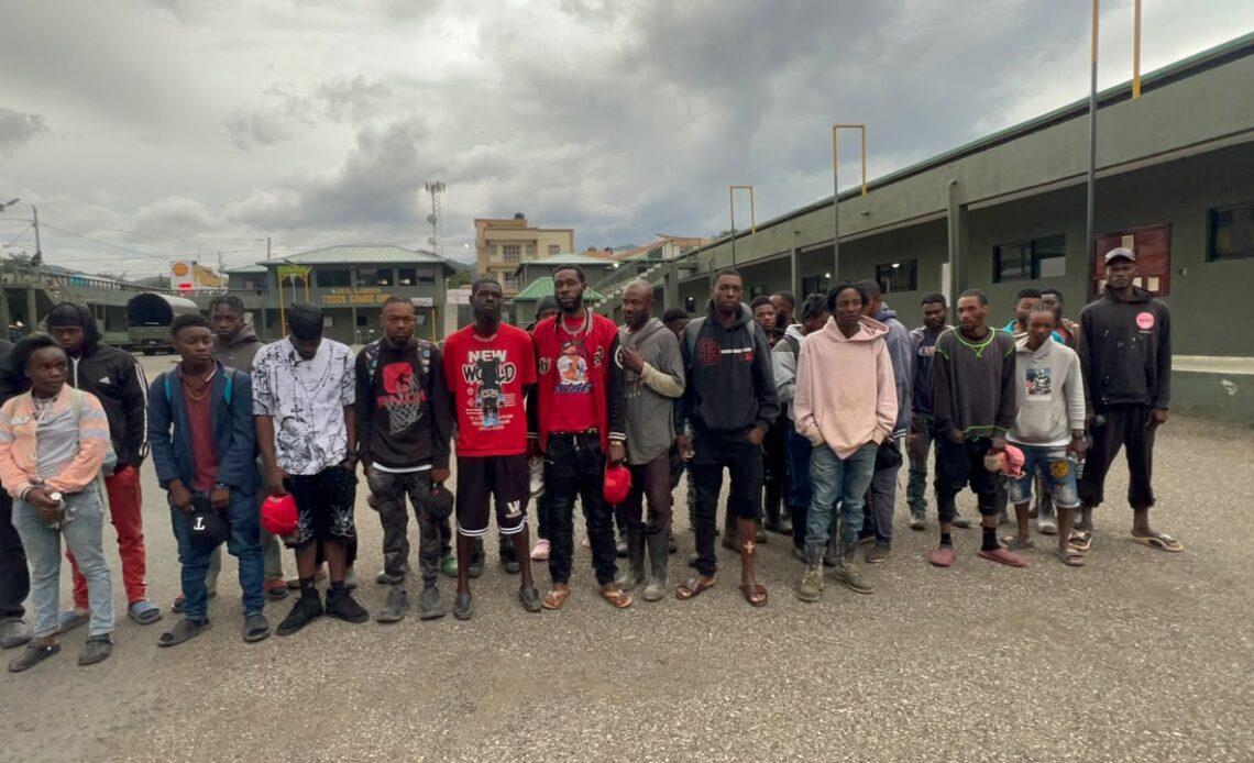Fuerzas Armadas detienen a 30 ciudadanos haitianos indocumentados en Constanza