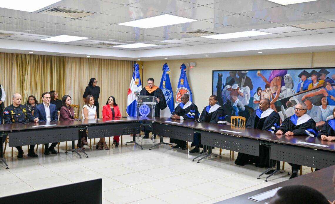La UASD Otorga Título de Profesor Honorario a Eduardo Sanz Lovatón por su Contribución al Desarrollo Nacional