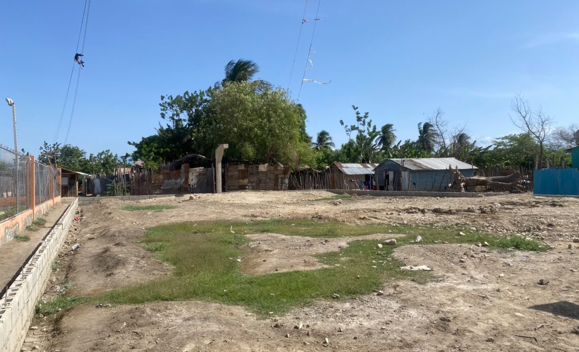 Denuncian estancamiento en la edificación de instalación deportiva en El Palmar, Bahoruco