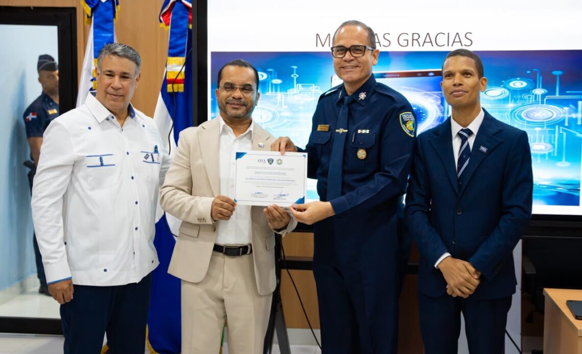 Alta Dirección de la Policía Nacional Recibe Certificación en Inteligencia Artificial Aplicada