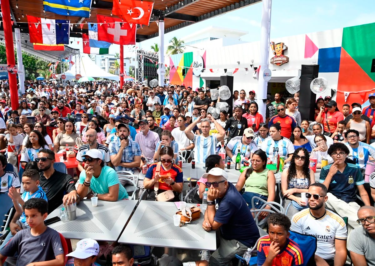 Entusiasmo Masivo en el Malecón: Cientos de Fans Disfrutan la Final del Mundial entre Argentina y España