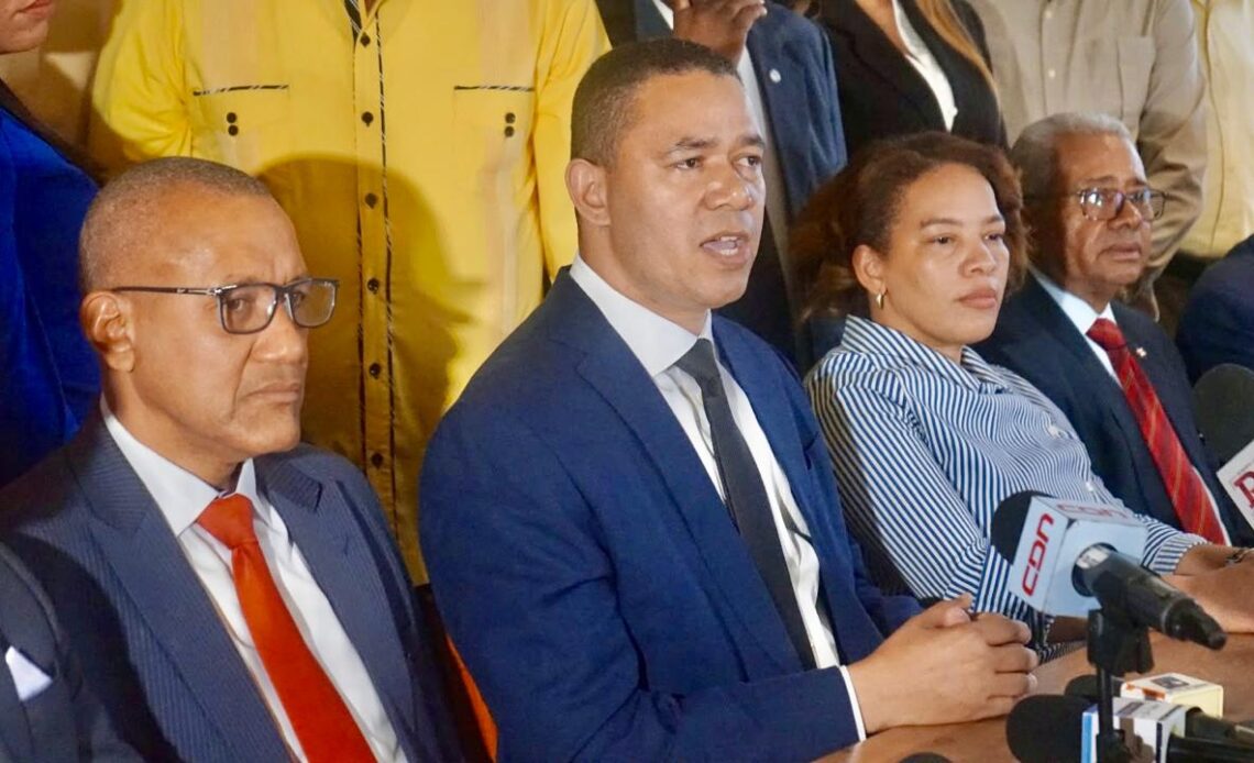 Candidatos al CARD Urgen Establecimiento de Comisión Electoral Nacional