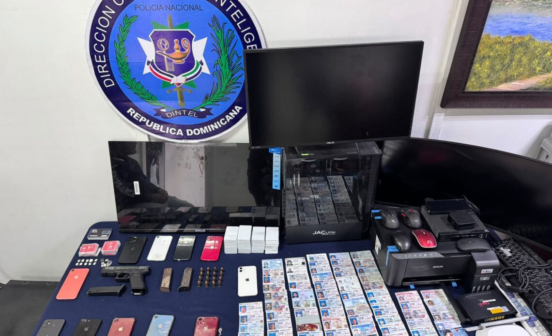 Desarticulada presunta red de falsificación de documentos en Santiago