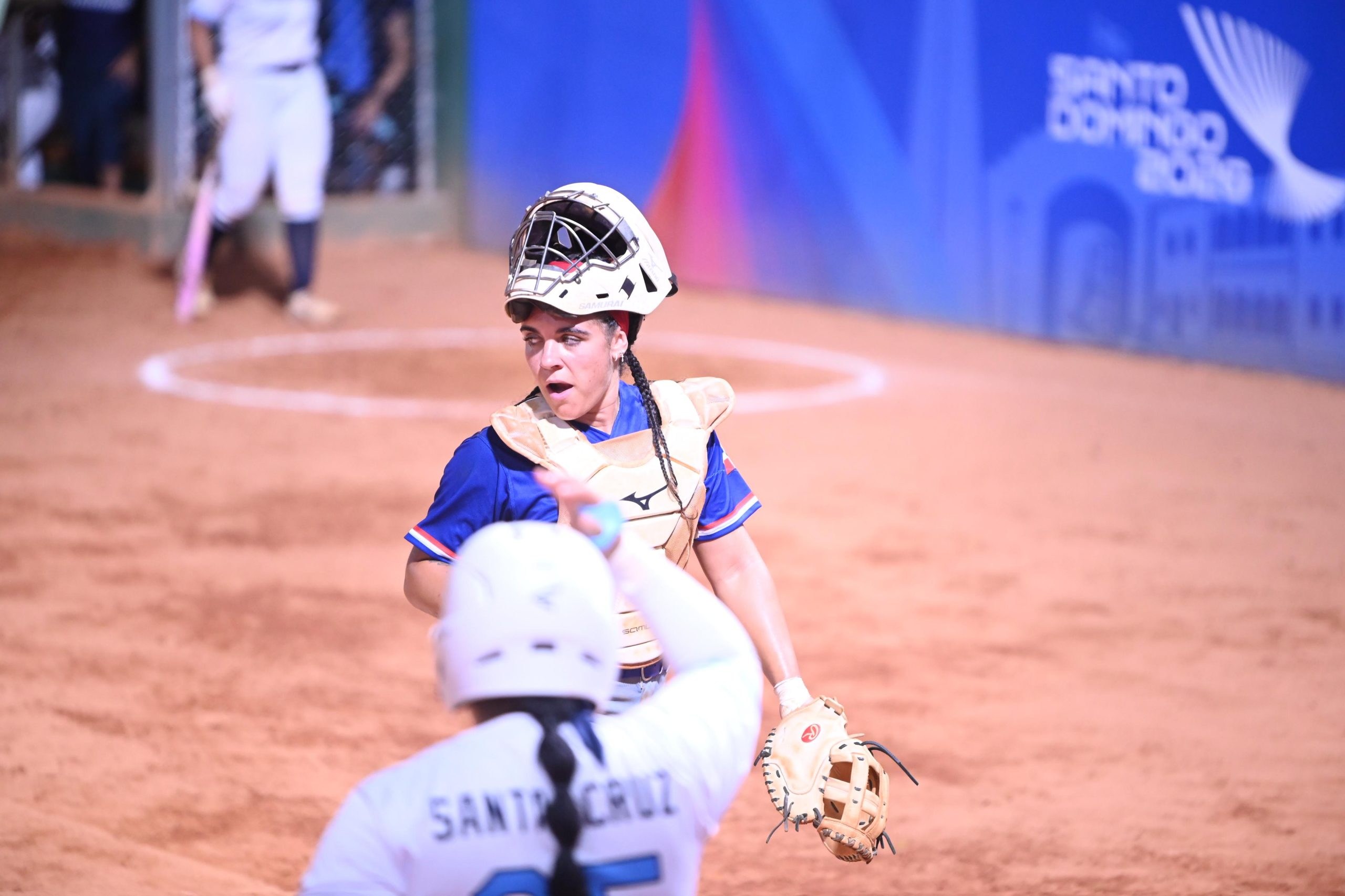 Divina Checo, la Catcher Dominicana que Cautiva en Redes Sociales