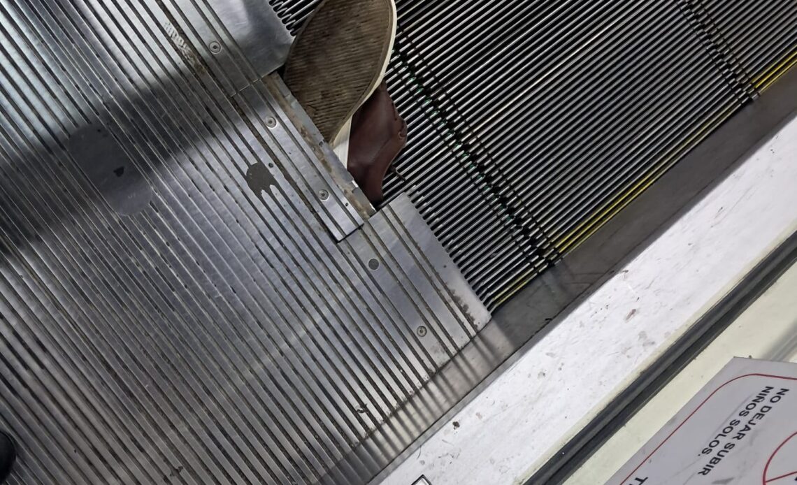Calzado provoca desperfecto en escalera mecánica de estación María Montez del metro