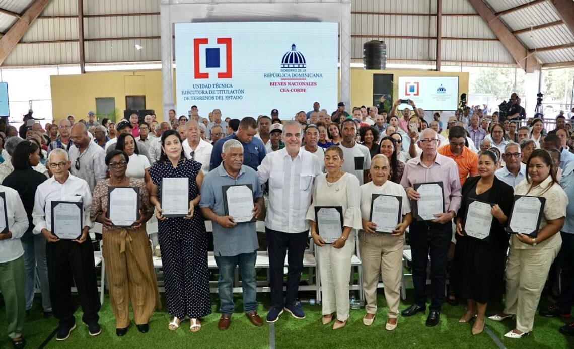 Abinader Distribuye 400 Títulos de Propiedad en Pepillo Salcedo y Enfatiza el Desarrollo en Manzanillo