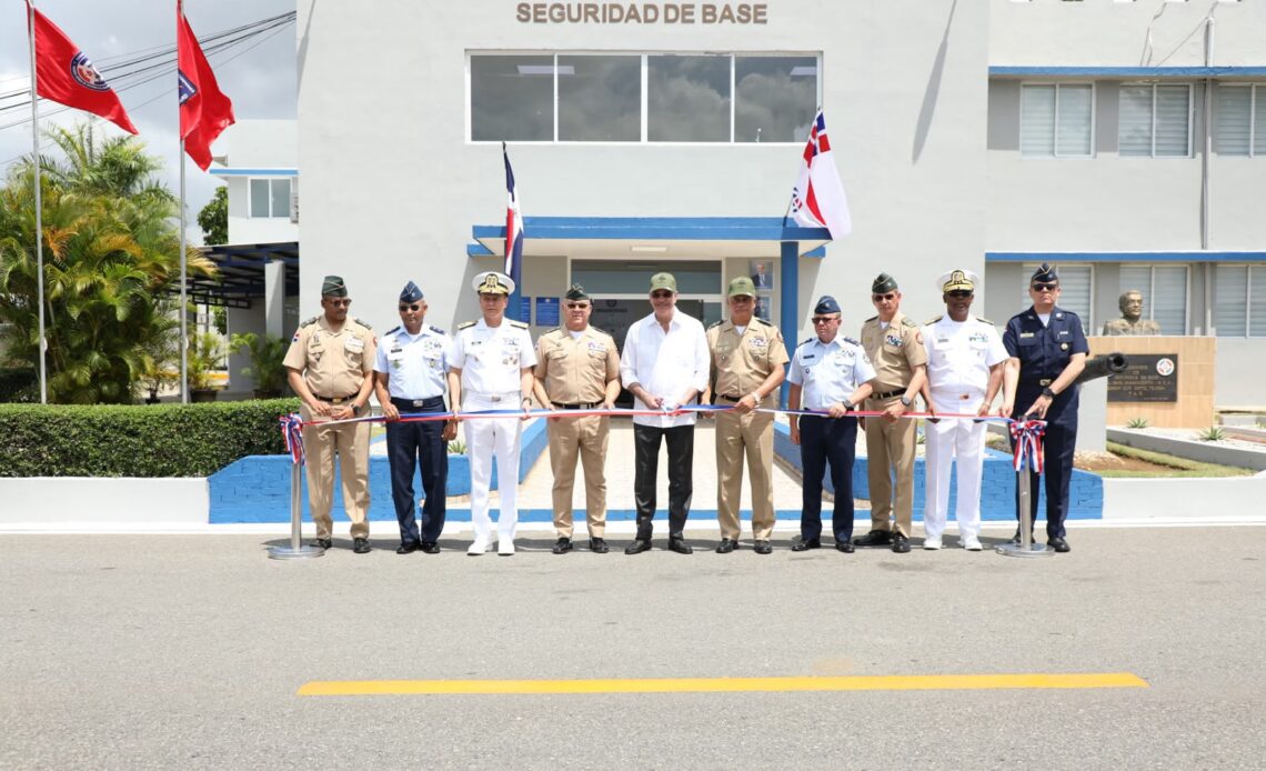 Presidente Abinader Refuerza Fuerzas Armadas con Entrega de Moderno Equipamiento y Unidades Tácticas