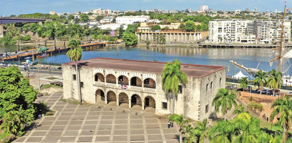 El Ministerio de Turismo Finaliza Renovación del Alcázar de Colón e Inicia Modernización Lumínica de la Ciudad Colonial