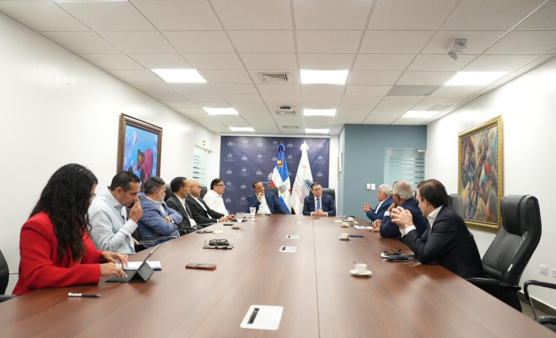 MICM Inicia Diálogo con Adanegas para Resolver Disputa por Comisiones en Pagos con Tarjeta