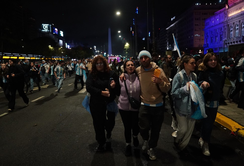 Enfrentamientos y represión policial en el Obelisco tras festejo por la selección argentina