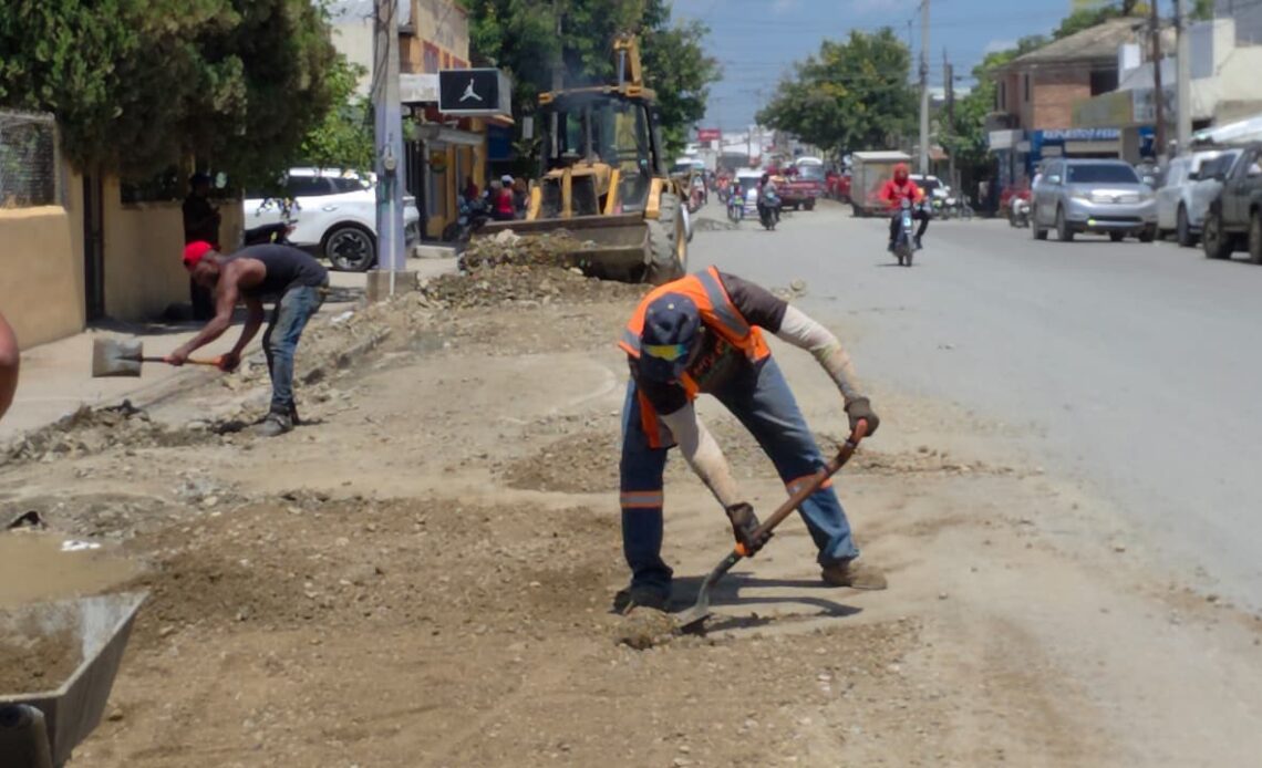Obras Públicas Inicia Reparación de la Vía Principal del Mercado Binacional en Dajabón