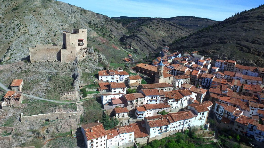 Alcalá de la Selva: Un Refugio Climático con Infraestructura al Límite ante el Auge del Turismo Estacional