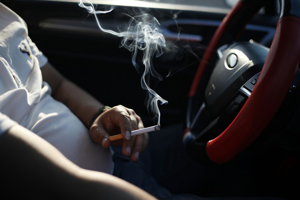 Actualización de la Ley Antitabaco en España: Prohibición de Fumar y Vapear en Vehículos Profesionales y Nuevos Espacios Público