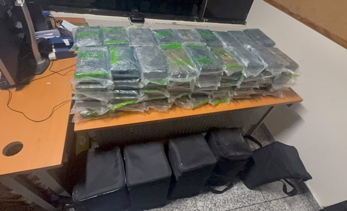 Detenidos dos trabajadores del AILA por vinculación con incautación de 90 paquetes de cocaína