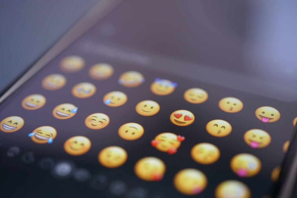 La psicología desmiente el mito: Usar emojis en la comunicación digital es un intento de recuperar matices emocionales, no inmad