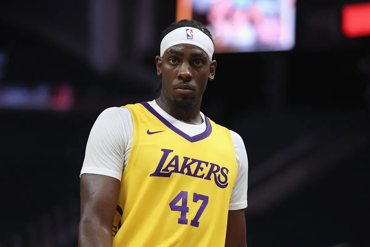 Los Lakers conceden un contrato de doble vía a Arthur Kaluma