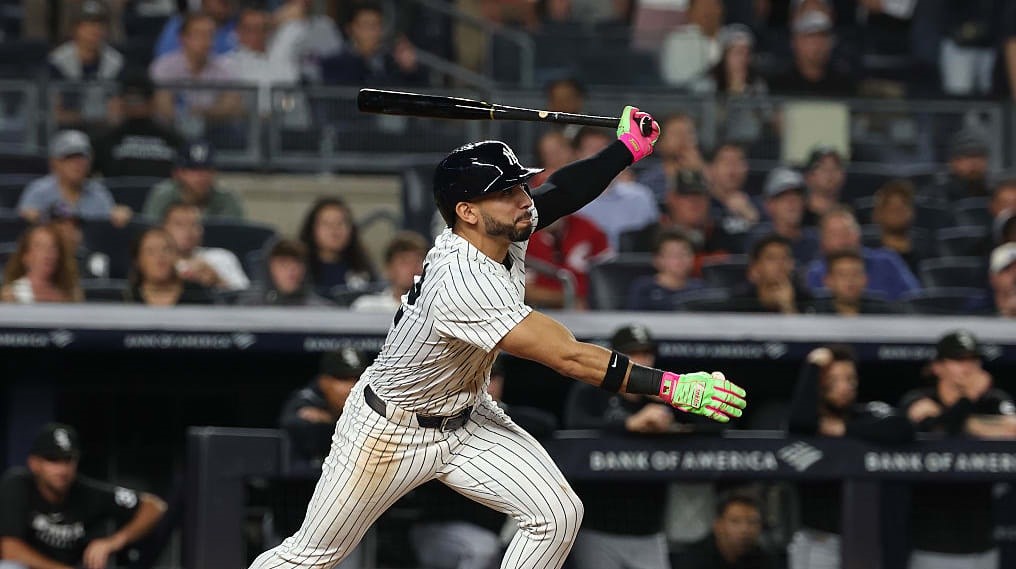 Expulsión del Coach de Bateo de los Yankees tras Incidente con José Caballero y el Reloj de Pitcheo