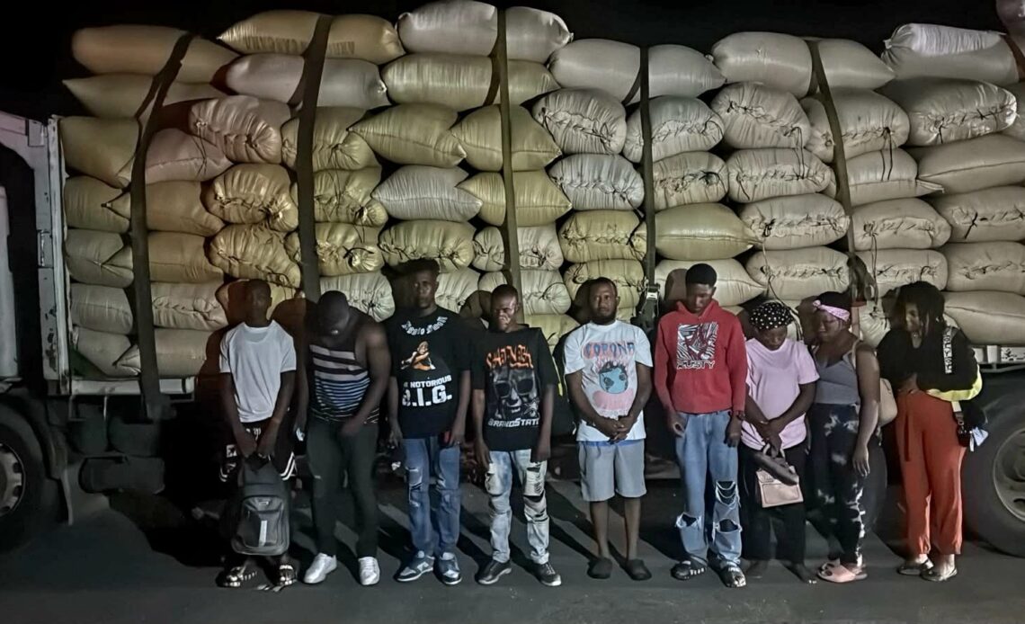Ejército Dominicano Detiene Vehículo con Diez Migrantes Haitianos Indocumentados en Montecristi
