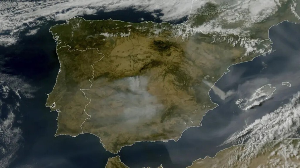 El humo de los incendios forestales en el centro de la Península se extiende por España, afectando la calidad del aire