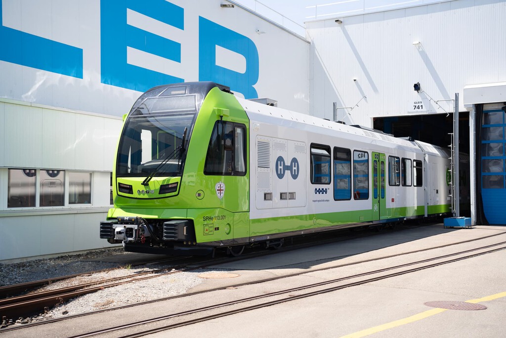 Stadler y ARST Presentan el Primer Tren de Hidrógeno para Vías Estrechas en Cerdeña