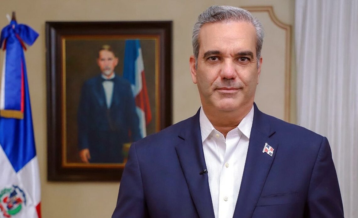 Presidente Abinader Impulsa la Educación en Samaná con Nuevas Oportunidades Académicas