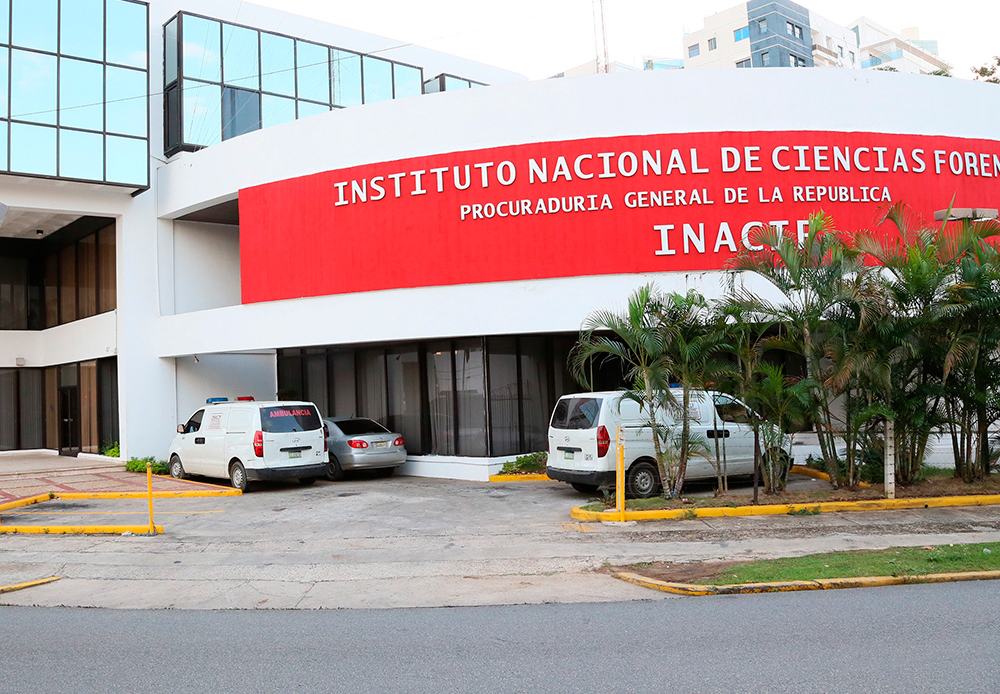 Autoridades Indagan el Descubrimiento del Cuerpo de una Mujer en la Circunvalación Norte de Santiago