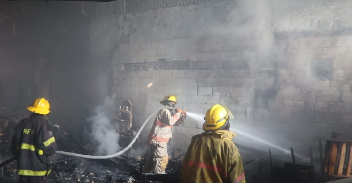 Gran Incendio Devasta Mueblería y Negocios Adyacentes en Villa Consuelo