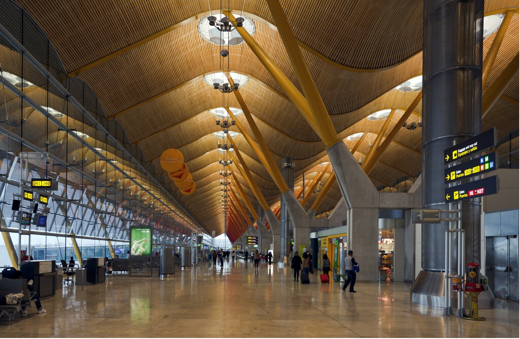 Aena implementa restricciones de capacidad en Barajas y El Prat ante el aumento récord de pasajeros