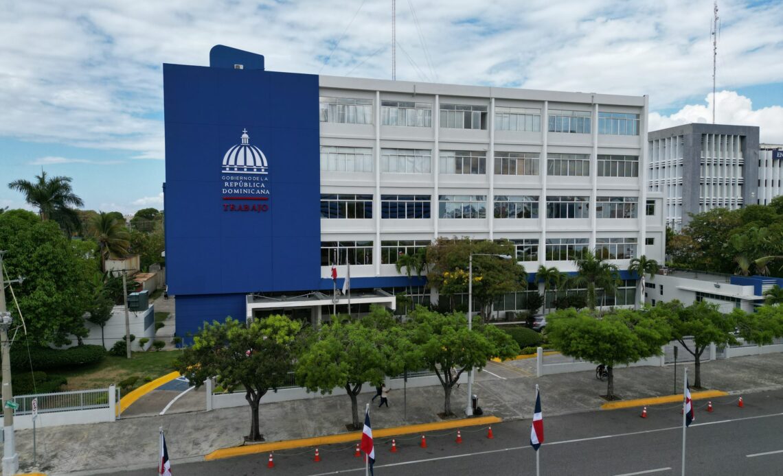 Ministerio de Trabajo Facilita Diálogo entre Andeclip y ARS para Resolver Desacuerdo sobre Servicios Médicos