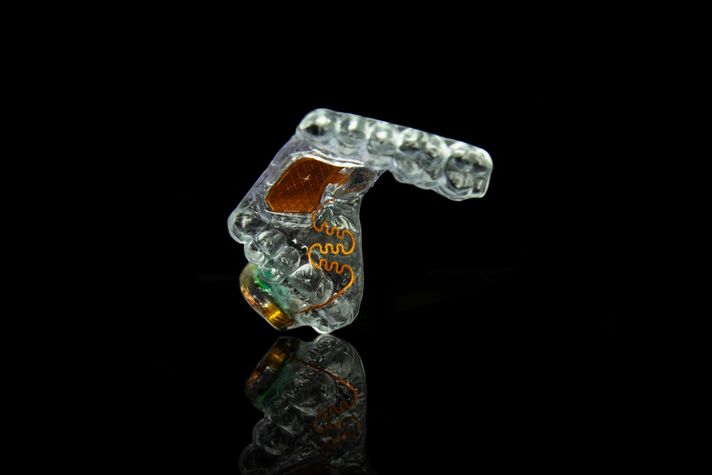 MouthPad^: Un Innovador Trackpad Bucal para el Control de Dispositivos Mediante la Lengua