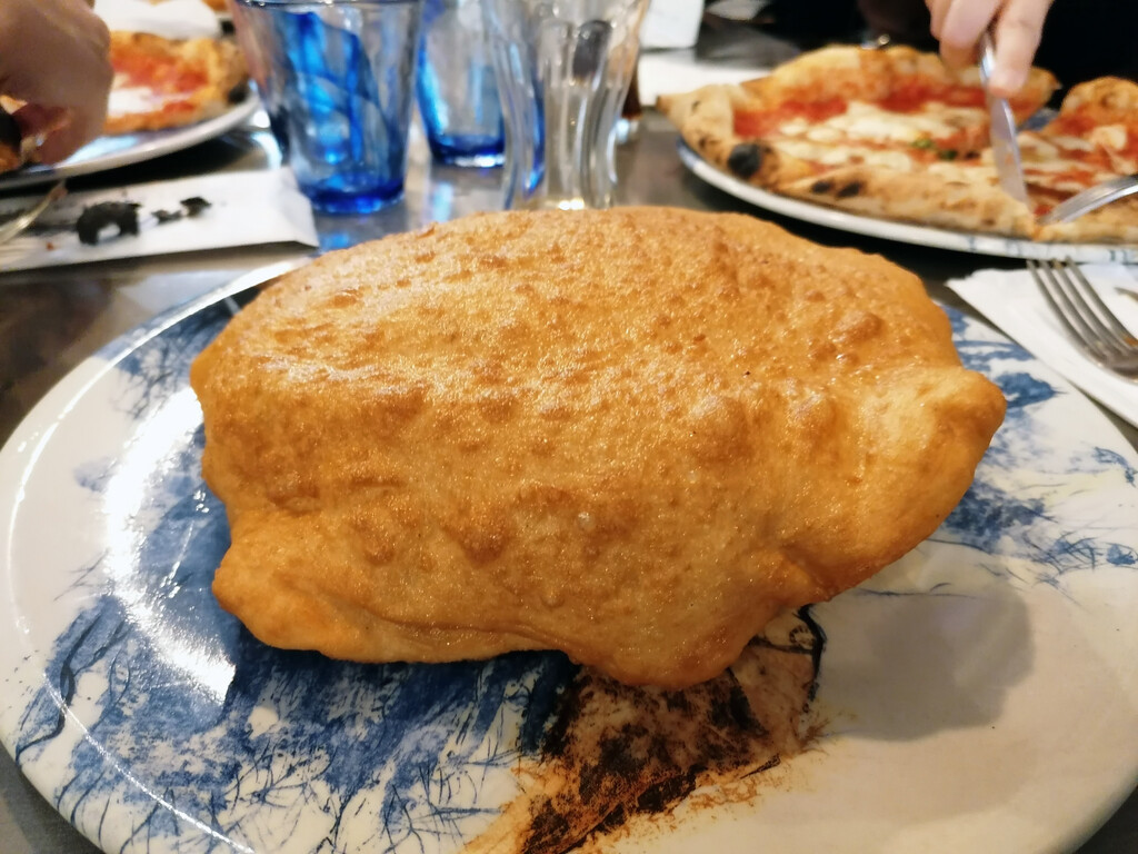 La Pizza Frita: Un Símbolo Histórico de Resistencia y Reconstrucción en Nápoles