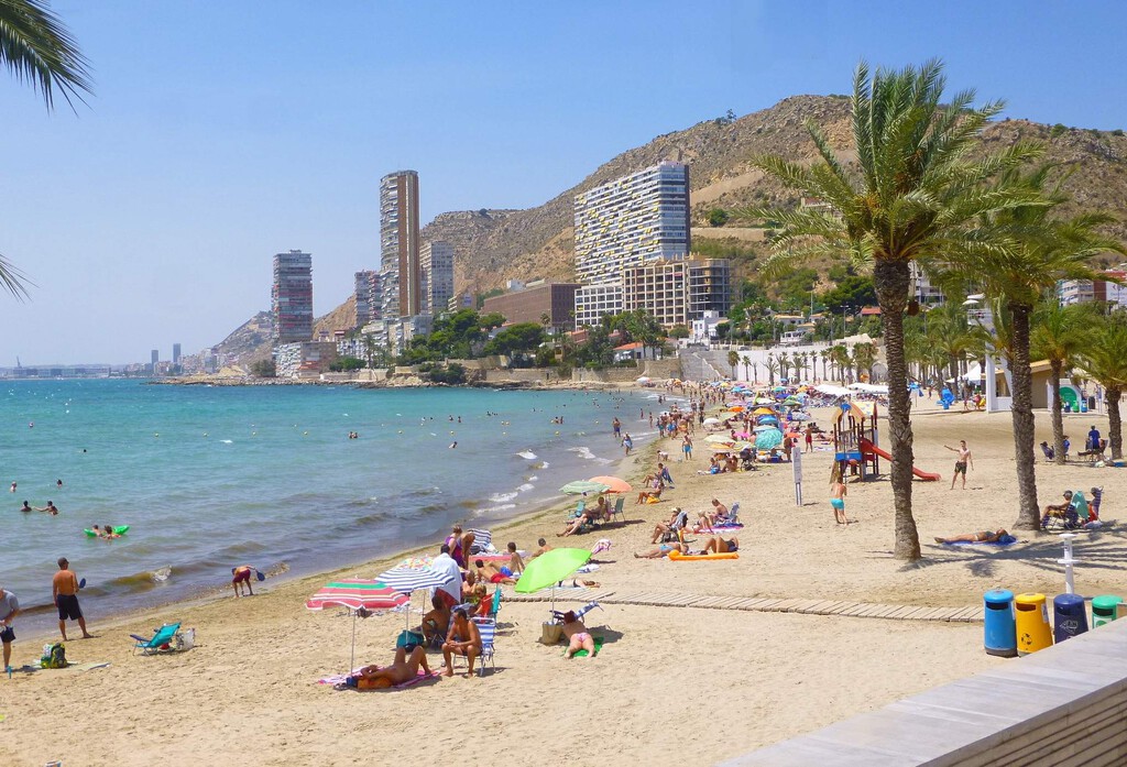 Alicante cierra playas y parques por alerta roja y riesgo de reventones térmicos