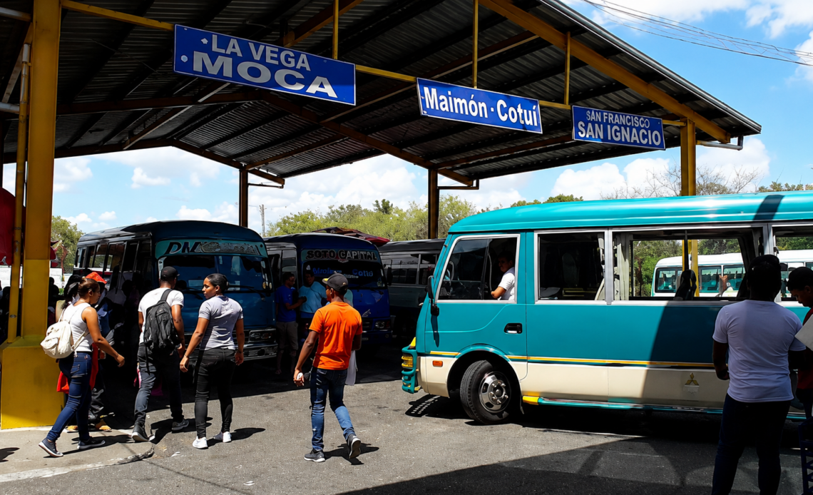 Desactivan alza de tarifas en rutas de Santiago tras compromiso de diálogo