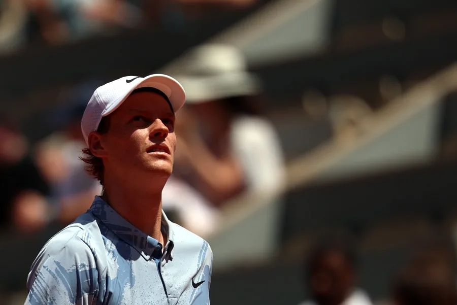 Jannik Sinner Avanza en Wimbledon Buscando su Segundo Trofeo