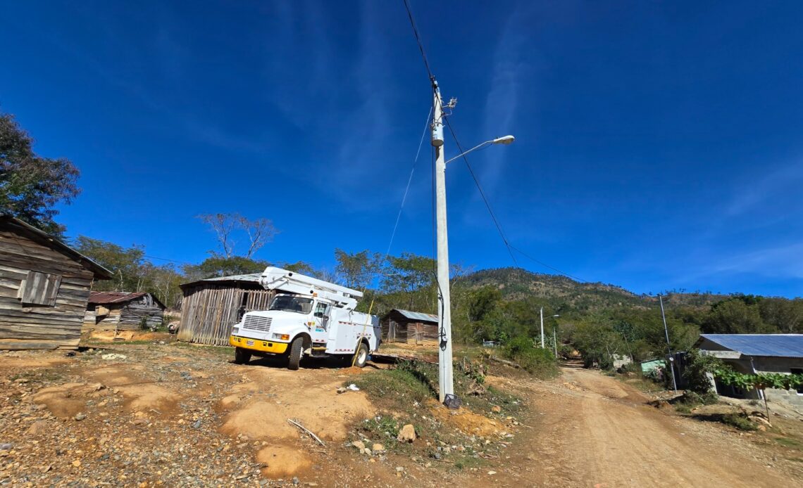 EDENORTE Electrifica 207 Hogares en Cruz de Cabrera con Inversión de RD?.7 Millones