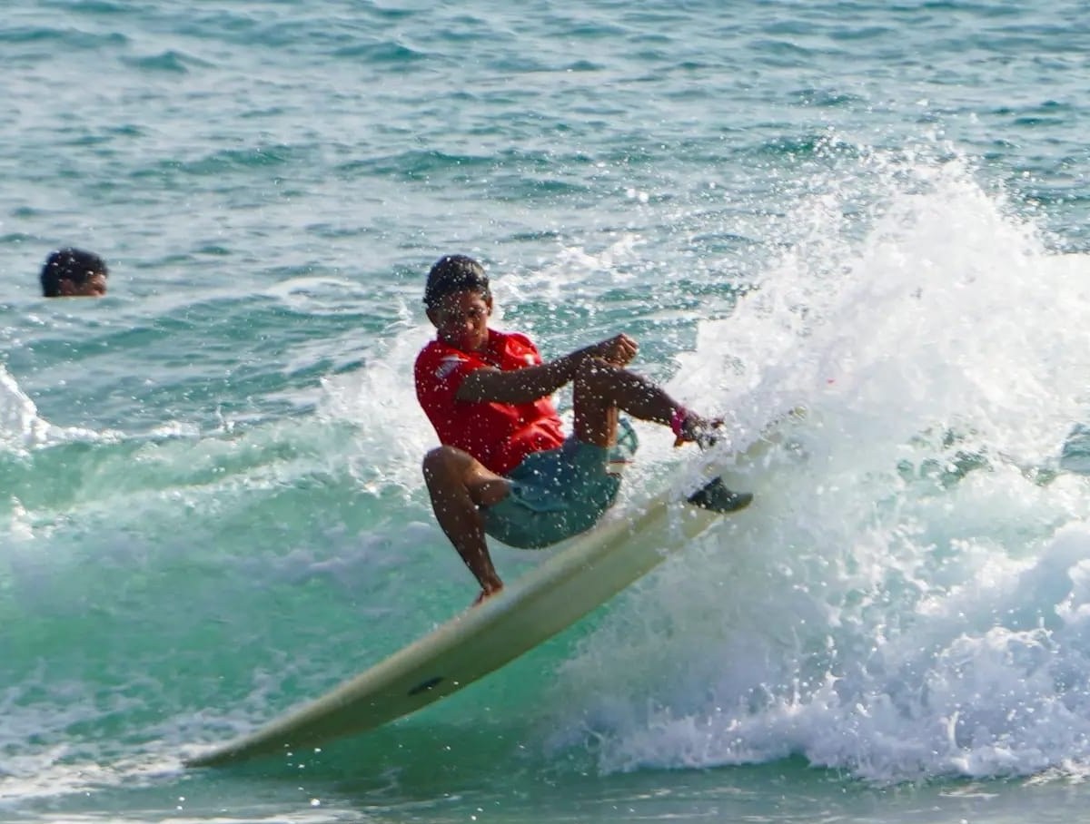 Destacados Surfistas Regionales Compiten por la Victoria en los Juegos de Santo Domingo 2026