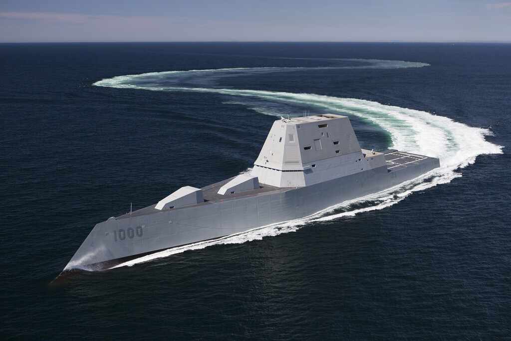 El USS Zumwalt: Del Diseño Futurista a la Reinvención con Misiles Hipersónicos