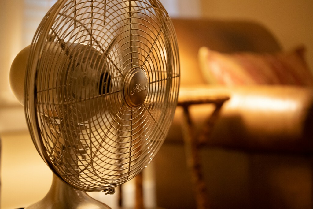 Estrategia de Ventilación con Dos Ventiladores: Eficacia y Limitaciones para Enfriar el Hogar